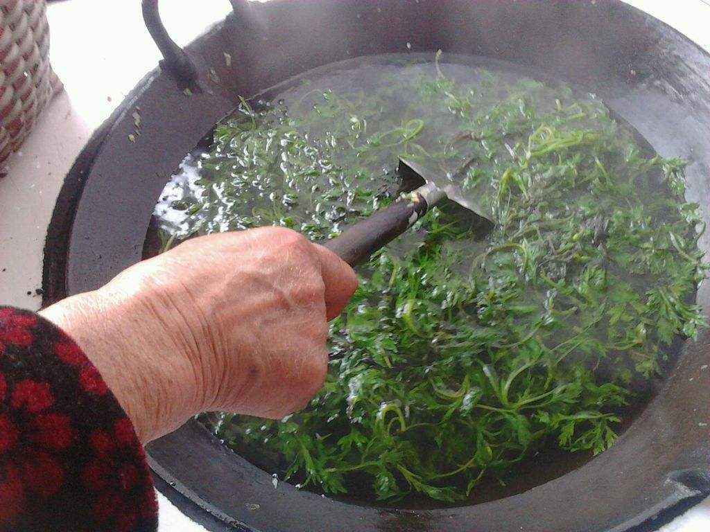 赶跑|颈椎酸痛别着急，艾叶加一物，坚持每天热敷，赶跑颈椎病浑身轻松