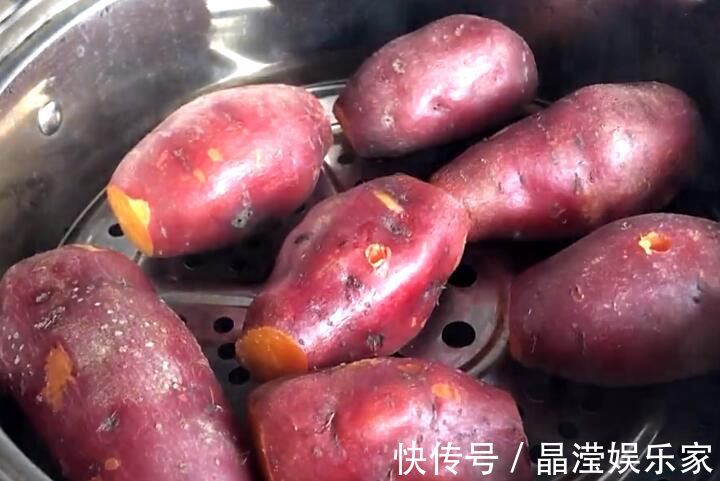 蒸红薯时,直接蒸就毁了,大厨教你正确做法,香甜又绵软