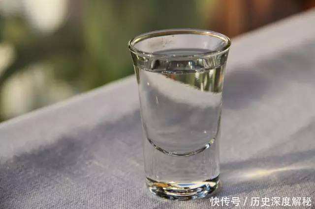 价格|酒水的利润高吗？不就是用粮食造的吗？为何卖这么贵？