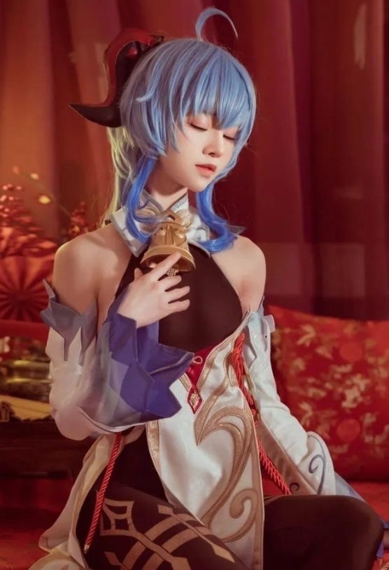 甘雨|《原神》甘雨cosplay,完美身材与气质,太美了