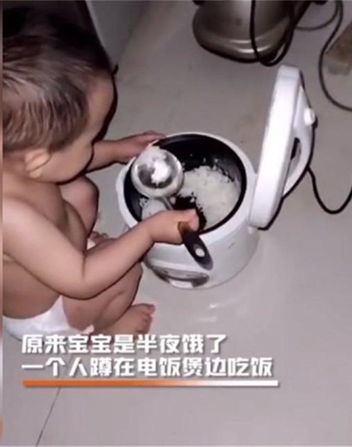 宝爸|凌晨3点娃不见了!宝爸赶紧下床找,眼前一幕让爸爸笑得前仰后合