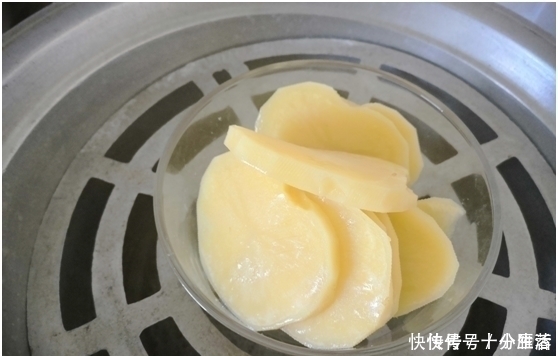 不用揉面2分钟就做一锅,比买的炸薯条还好吃,加俩鸡蛋个个香嫩