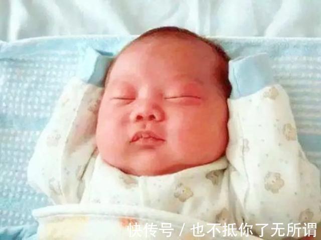 神经系统|新生儿为什么偏爱“投降式睡姿”,需要纠正吗很多家长做错了