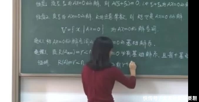 大学美女数学老师的板书堪比“印刷体”，字迹工整规范以致无人逃课