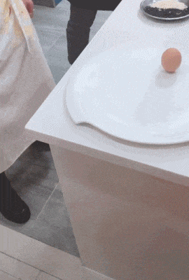 |搞笑GIF:后面的妹子,你怎么不用手推门,看着为你心疼!