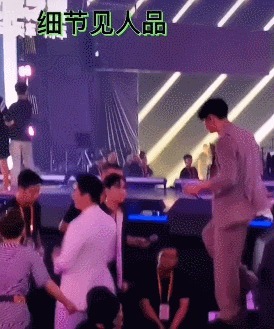 《龙拳》王一博台后与前辈握手，却被绷带逼疯，在台上偷偷比爱心