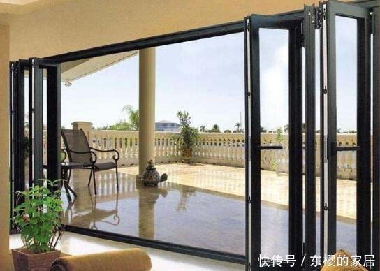 齐家栗子|头次见阳台不装推拉门,聪明人都喜欢用折叠门替代,美观又大气