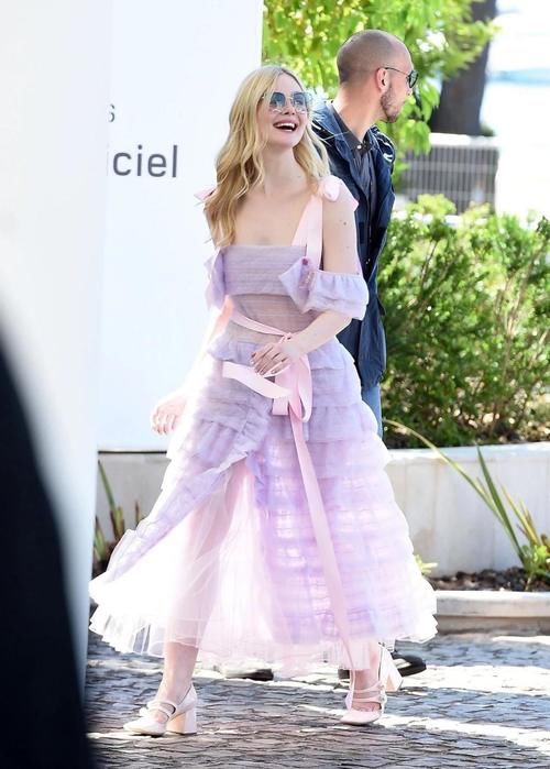 建议皮肤黄的女性，少穿黑白灰！多穿这三种“颜色”，非常显气质