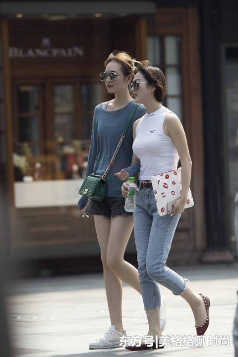 优美|街拍打底裤的穿搭衬托优美的线条,高贵优雅,充满时尚的气息