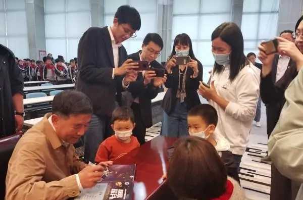 嫦娥五号月壤取样少取200多克，原来是因钻具遇硬物，下插不够深