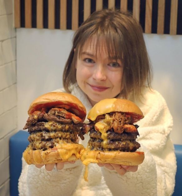 绝对别再深夜看！国外正妹美食博主分享超美味汉堡