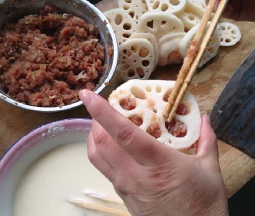 过年炸藕盒，面糊别只知道用水调，学会饭店这招，外酥里嫩不脱壳