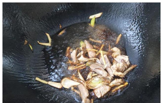 道黄瓜炒肉丝|秋天,给家人做道黄瓜炒肉丝,清香入味,好吃又营养