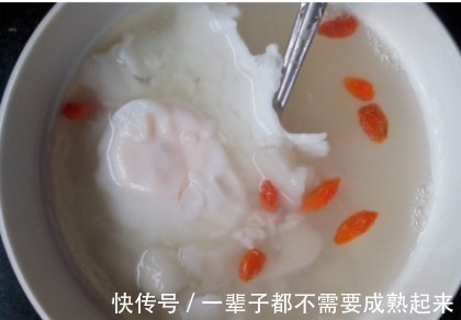 鸡蛋|荷包蛋不成形,大厨:加一样东西,荷包蛋好吃不粘锅