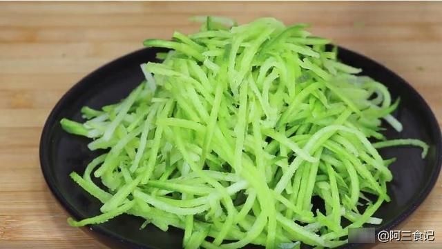 冬天萝卜最解馋做法，不炒不炖不腌，放锅里蒸一蒸，上桌比肉还香