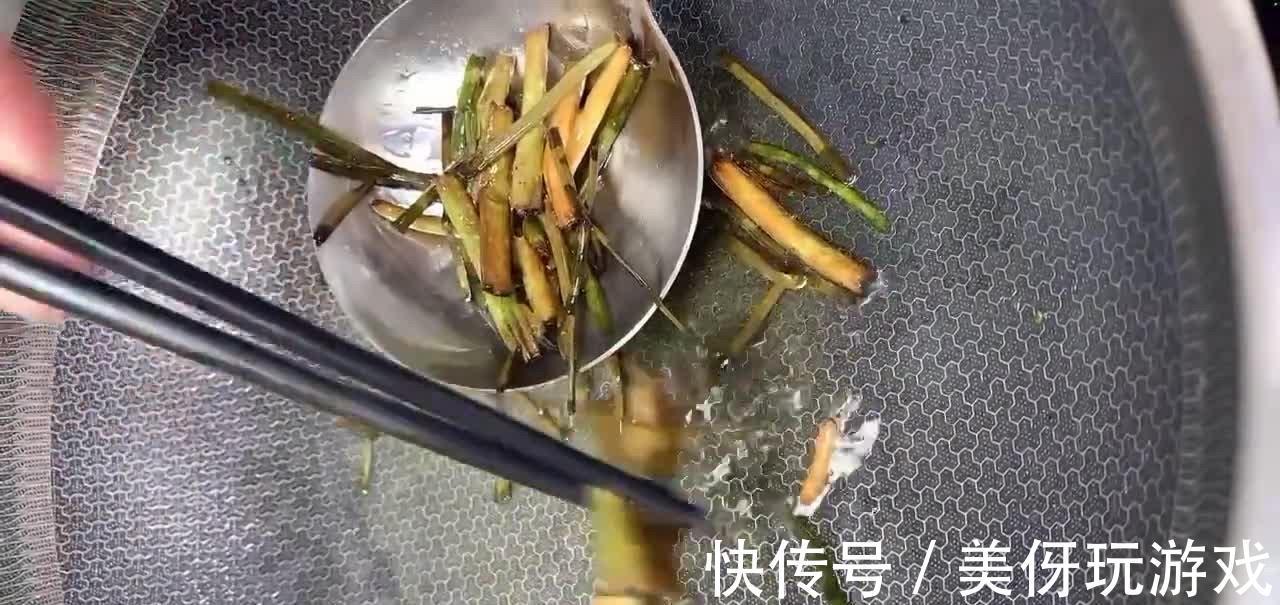 家常版葱油拌面，干香味美劲道爽滑，做法简单“葱油”是关键