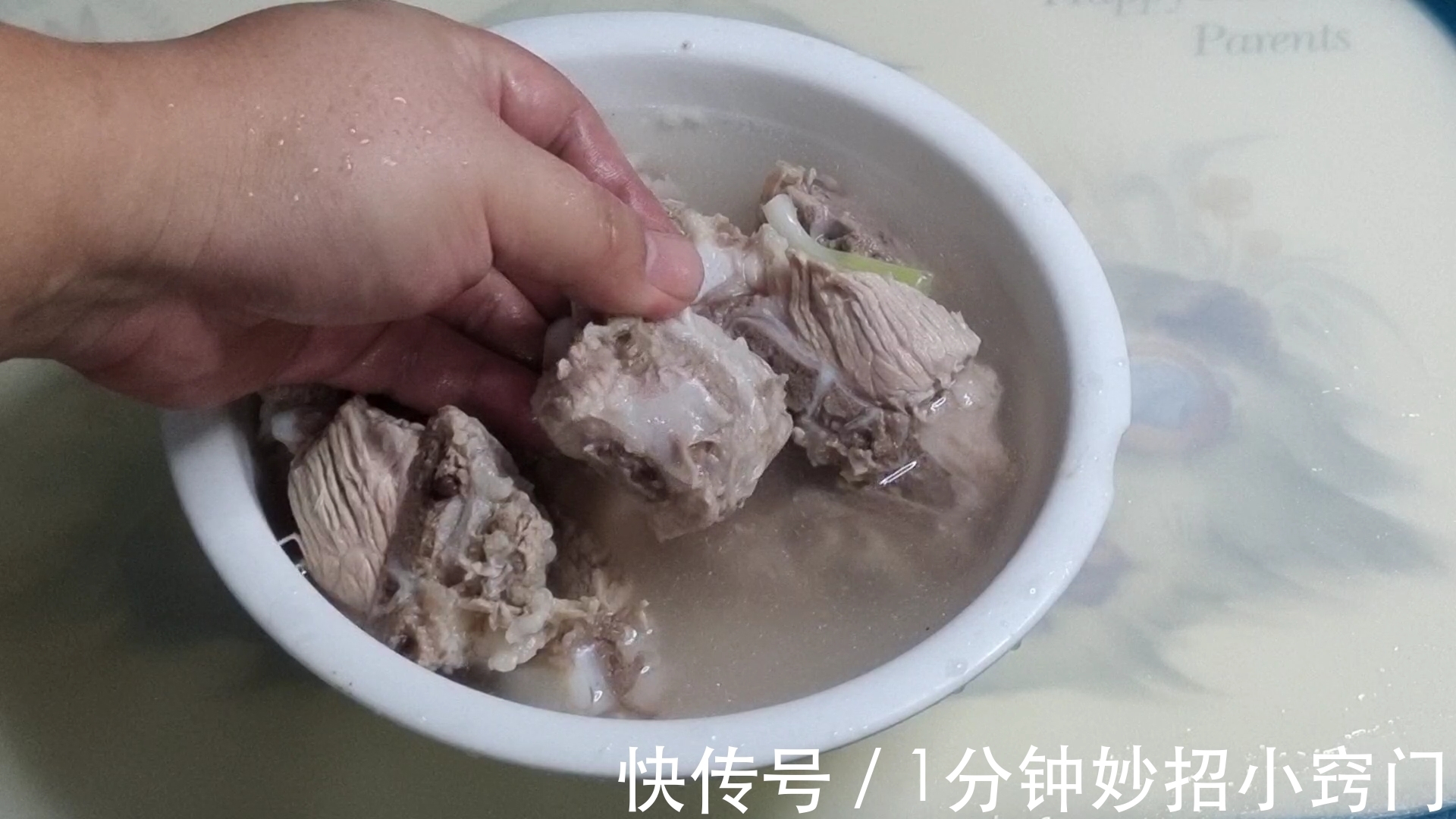 焯水|做排骨时，切记别直接焯水，教你一招，排骨鲜嫩不腥不柴