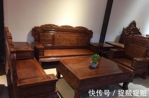 红木|20万买的红木沙发,才发现整个沙发用碎料拼接,跟独板比差远了