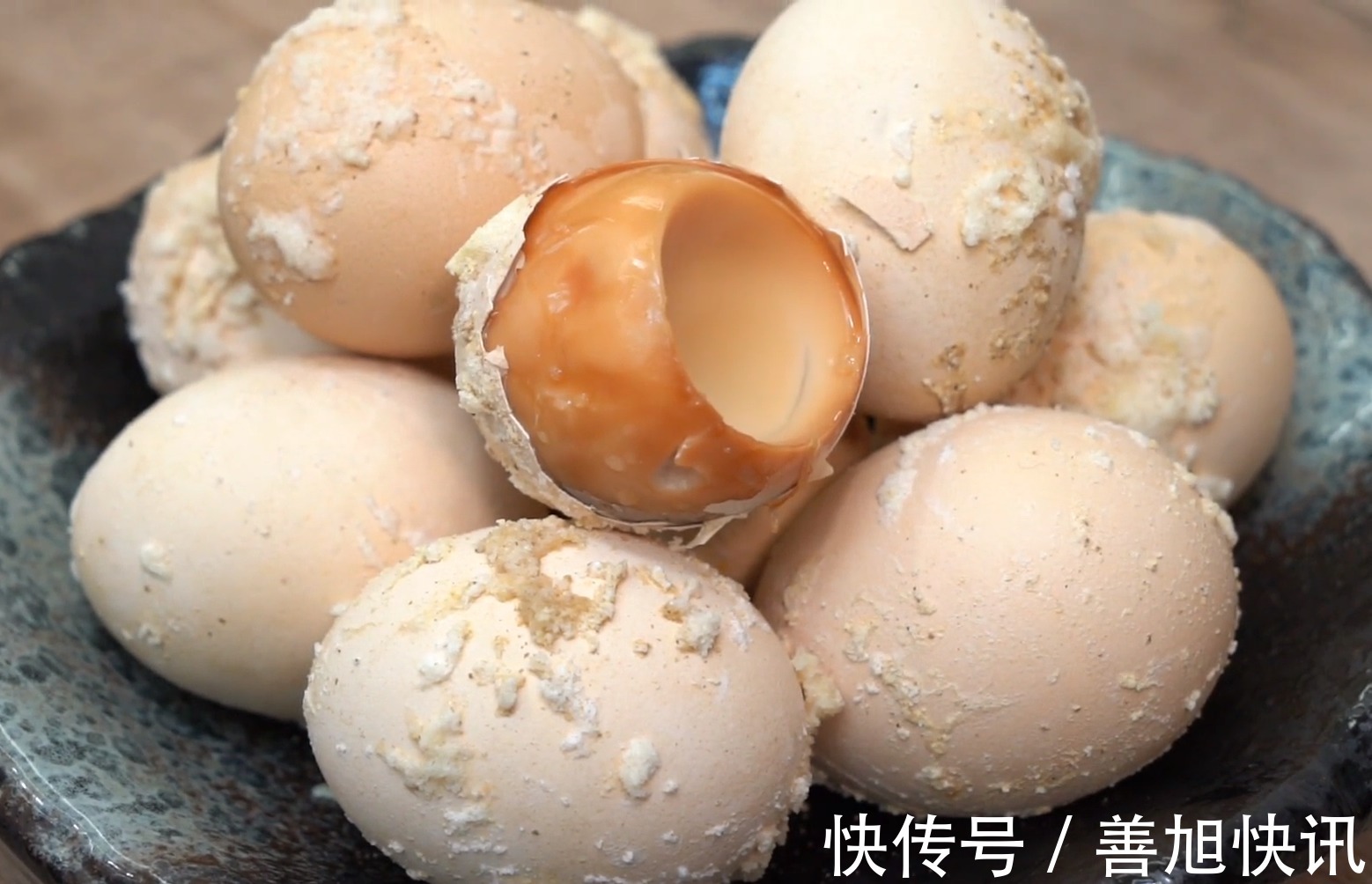 懒人|真正懒人盐焗鸡蛋,一个电饭煲就搞定,咸香入味,比买的还要好吃