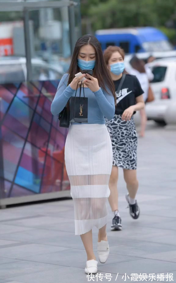 半身长裙 气质女生真会穿,半身长裙搭配长袖衫,简约优雅又显身材