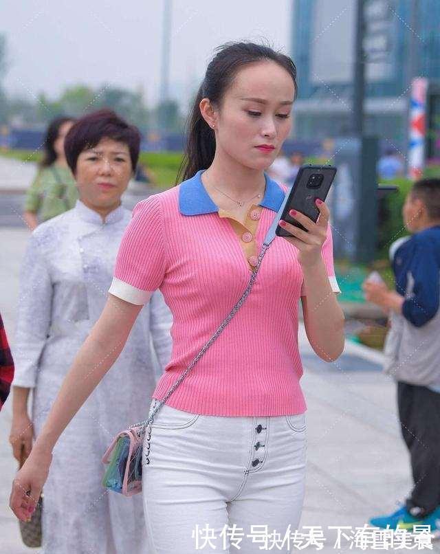 裤子|粉色短袖搭白色打底裤,整体搭配很有质感,拥有满满的潮流气息