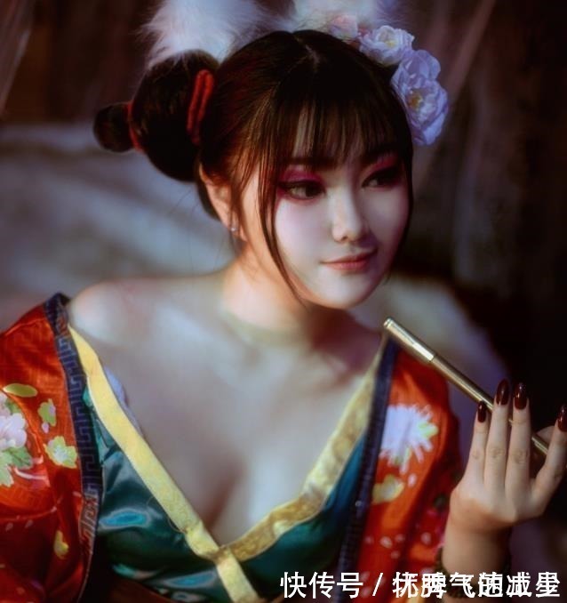 阿宣|白蛇缘起微胖的宝青坊主cosplay,颜值可以,玉足不够美