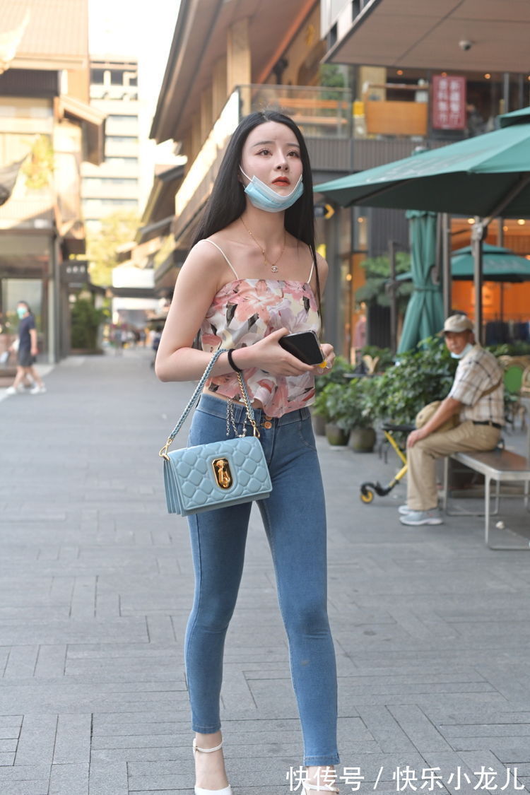 美女 美女的打扮非常好看,黑色连衣裙修身显瘦,女人味十足,时尚可爱