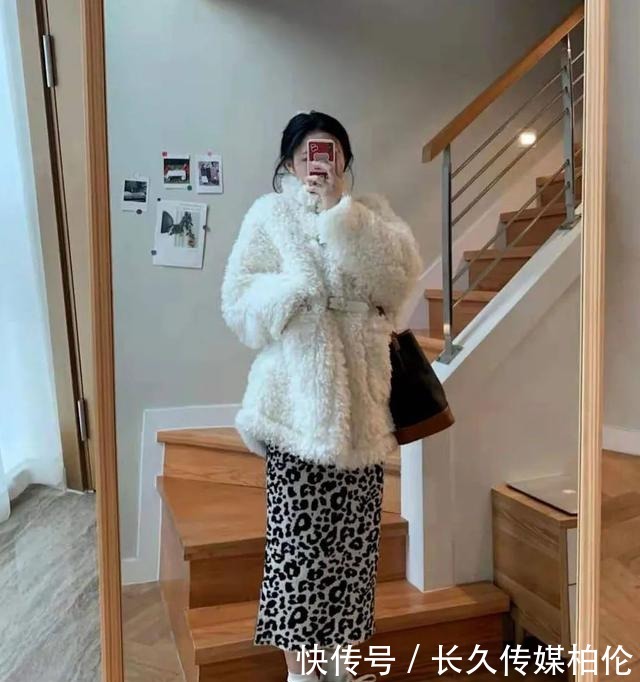 冬天|大衣+半身裙,羽绒服+半身裙,冬天这么穿气质又显瘦