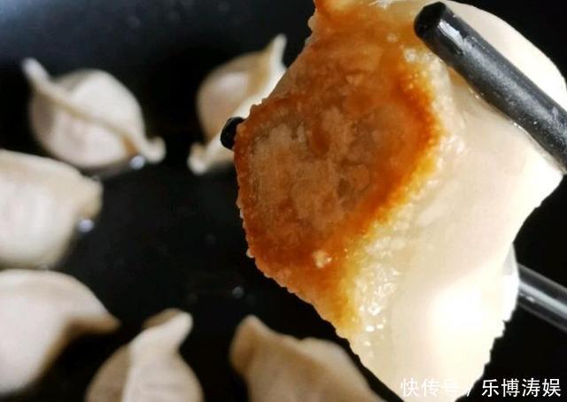煎水饺时总糊锅?切忌直接下锅煎,教你一招,水饺美味酥脆不糊锅