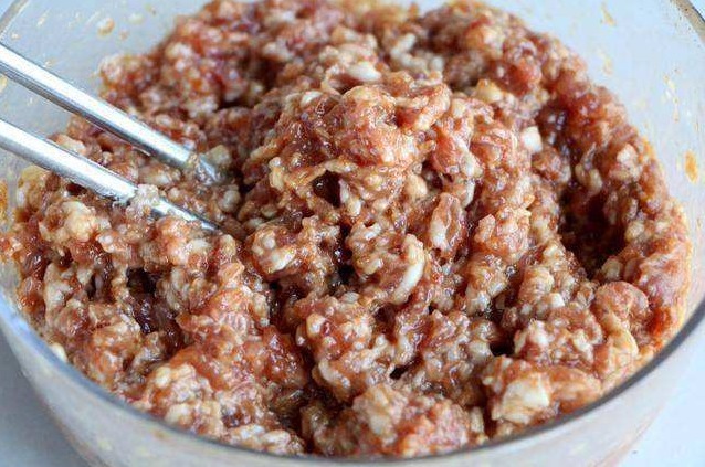 调饺子肉馅,不能乱放调料,记住“两放一不放”,饺子又嫩又香