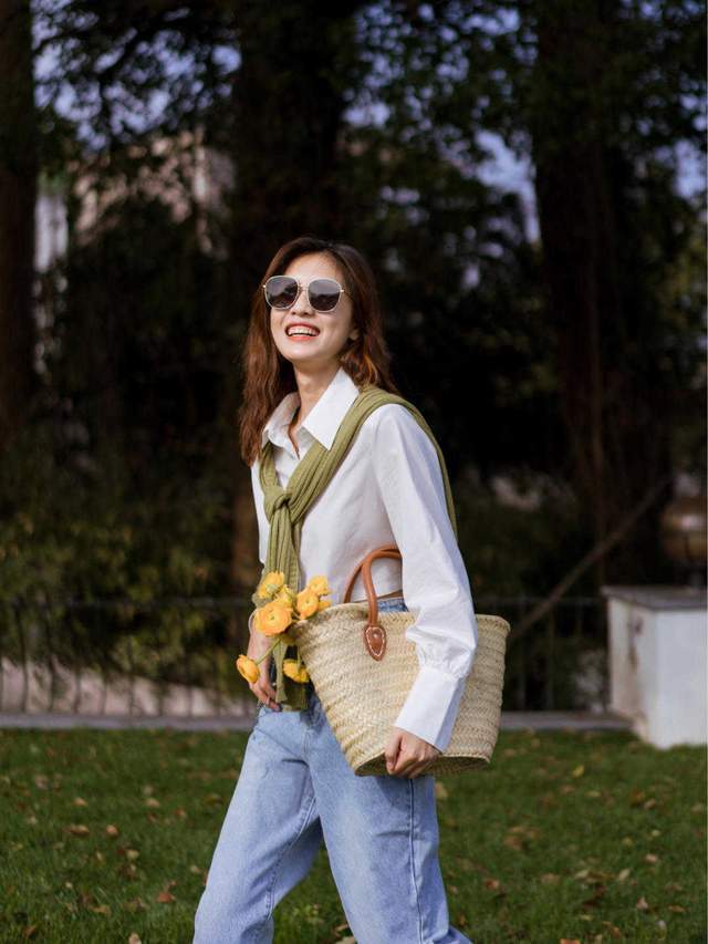 衬衫搭配|秋天的衬衫先别藏起来,搭配上牛仔裤可美了,比你想象中要好看