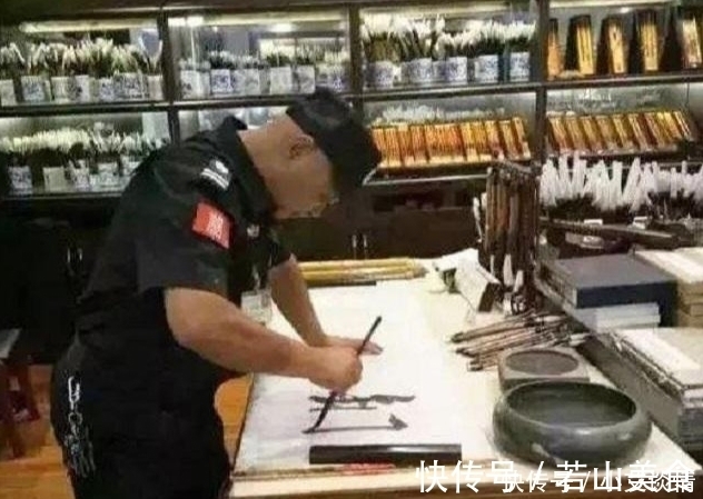 毛笔#保安大叔苦练书法40年,写废2000多支毛笔,斩获兰亭奖