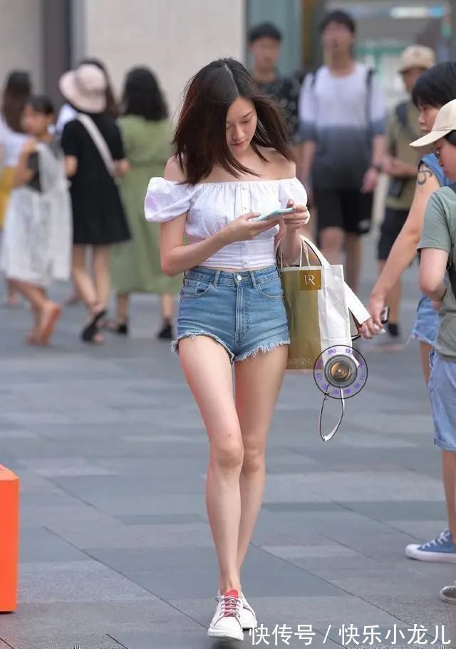 短裤 白色露肩短袖搭配经典蓝色热裤,整体清爽自信,气质秀色可餐