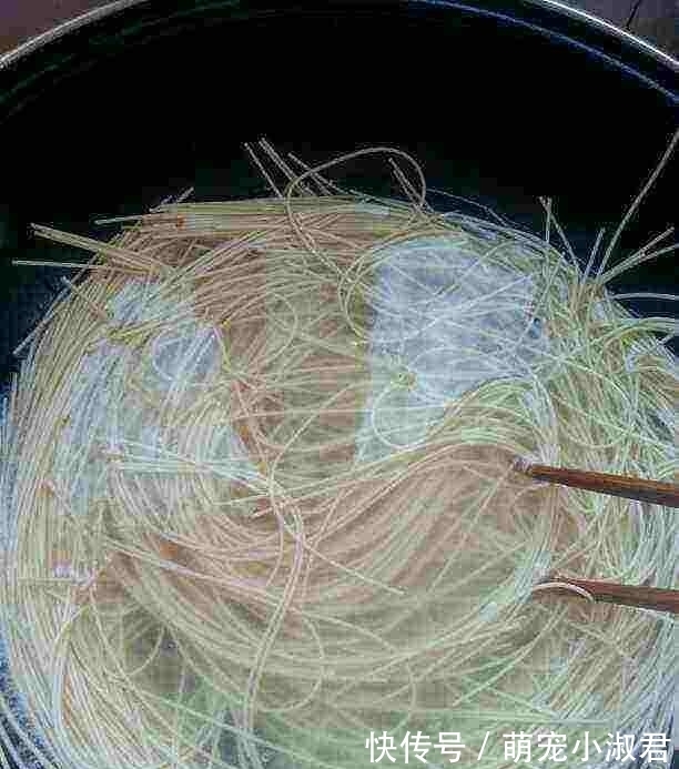 煮面条时,最忌水开下锅,面馆老板:牢记3点,面条爽滑又筋道