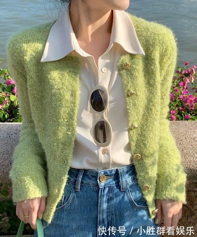 马甲 想显高显瘦不如试一下叠穿，毛衣马甲配白色衬衫和半身裙，超洋气