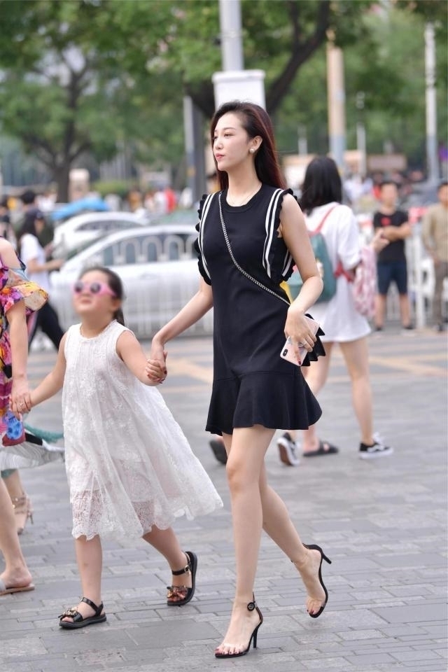 路人街拍，美女穿黄色一字带细跟凉鞋，很精致很唯美