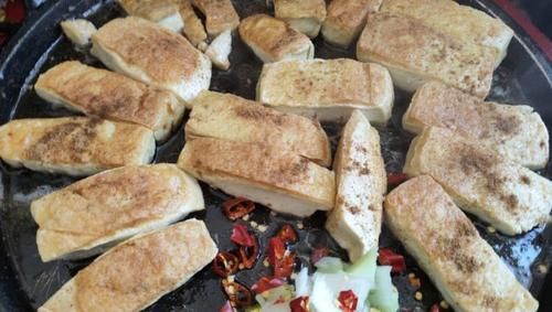 两块钱一斤的老豆腐，一炒一煎就是舌尖美味，上来几下成光盘