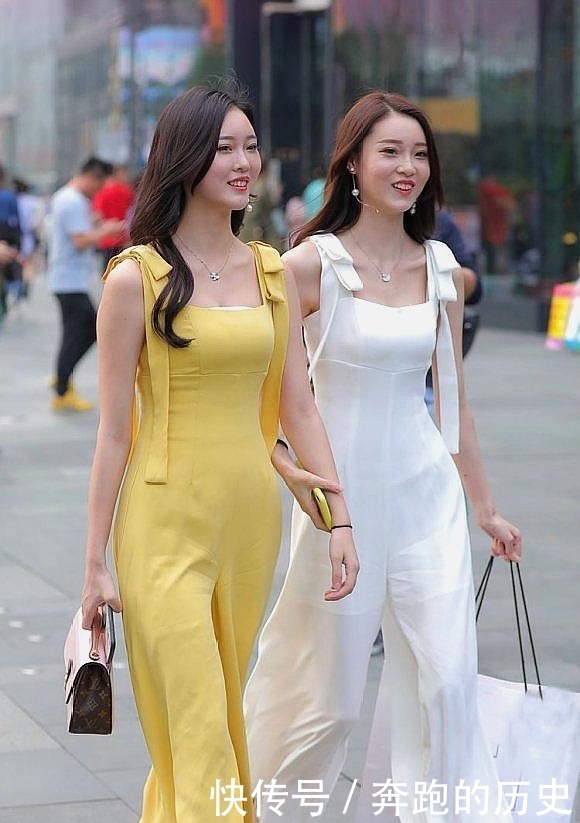 肩上|白色露肩上衣搭配高腰牛仔阔腿裤,时髦一整个夏天