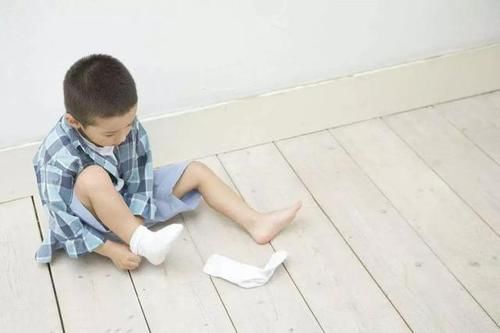 检查|爸爸给女儿梳头时发现“白米粒”,送医院后,检查结果让宝爸后怕