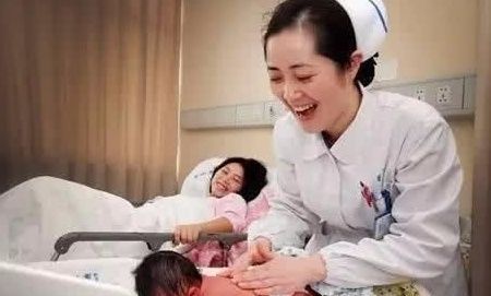 小丽|孕妇顺产生娃，先后生了2个宝宝，宝妈嚷着肚子还在动