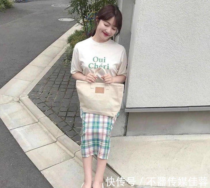 修饰|奔六的女人别乱穿,这才是你该有的穿搭:过膝裙+奶奶鞋,特优雅