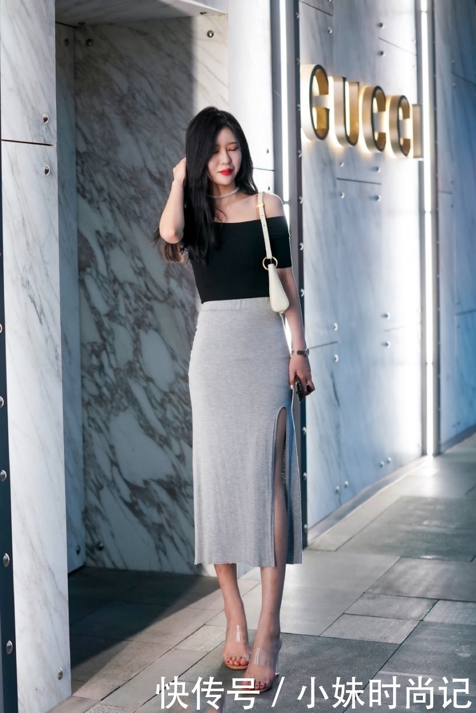 街拍|街拍:一字肩衬衫搭配包臀裙,轻松突显出完美的身材