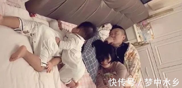 通风换气|一家四口睡姿火了,看的出来爸妈是真爱,两个孩子是意外