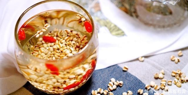 枸杞跟它泡一泡,坚持喝半个月湿气全消,美容养颜,腰也变细了