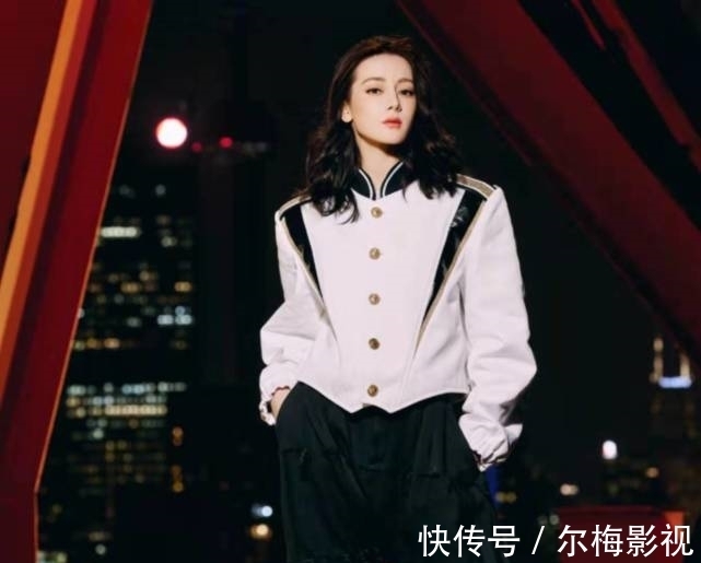 谁能想到,迪丽热巴的首秀居然贡献给了脱口秀