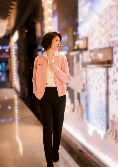 这位50＋女性的穿搭时髦火了！穿衣简单大方且日常，优雅有气质