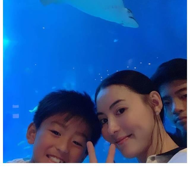 亲密|张柏芝晒与儿子小Q互动画面，嘴对嘴亲吻显亲密，却引发网友热议