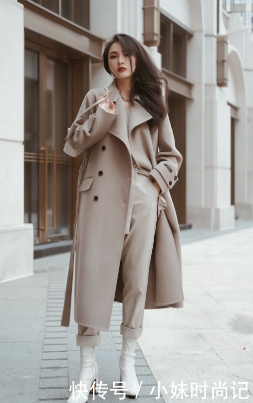 大衣|白色套装搭配浅灰色大衣, 气场十足!