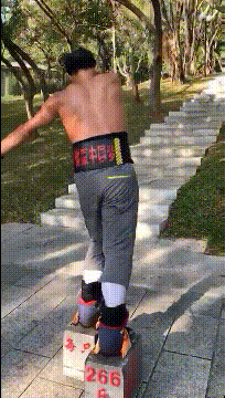 |搞笑GIF趣图:不就载个妞吗?脸红得跟酒驾似的!