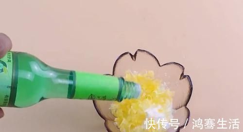 衣服越洗越黄,妈妈教我放2粒这东西,洗完衣服又白又新,贼干净